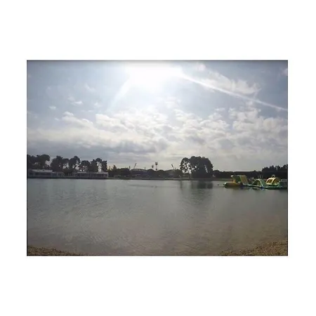 بيت للعطل In With Swimming Pool